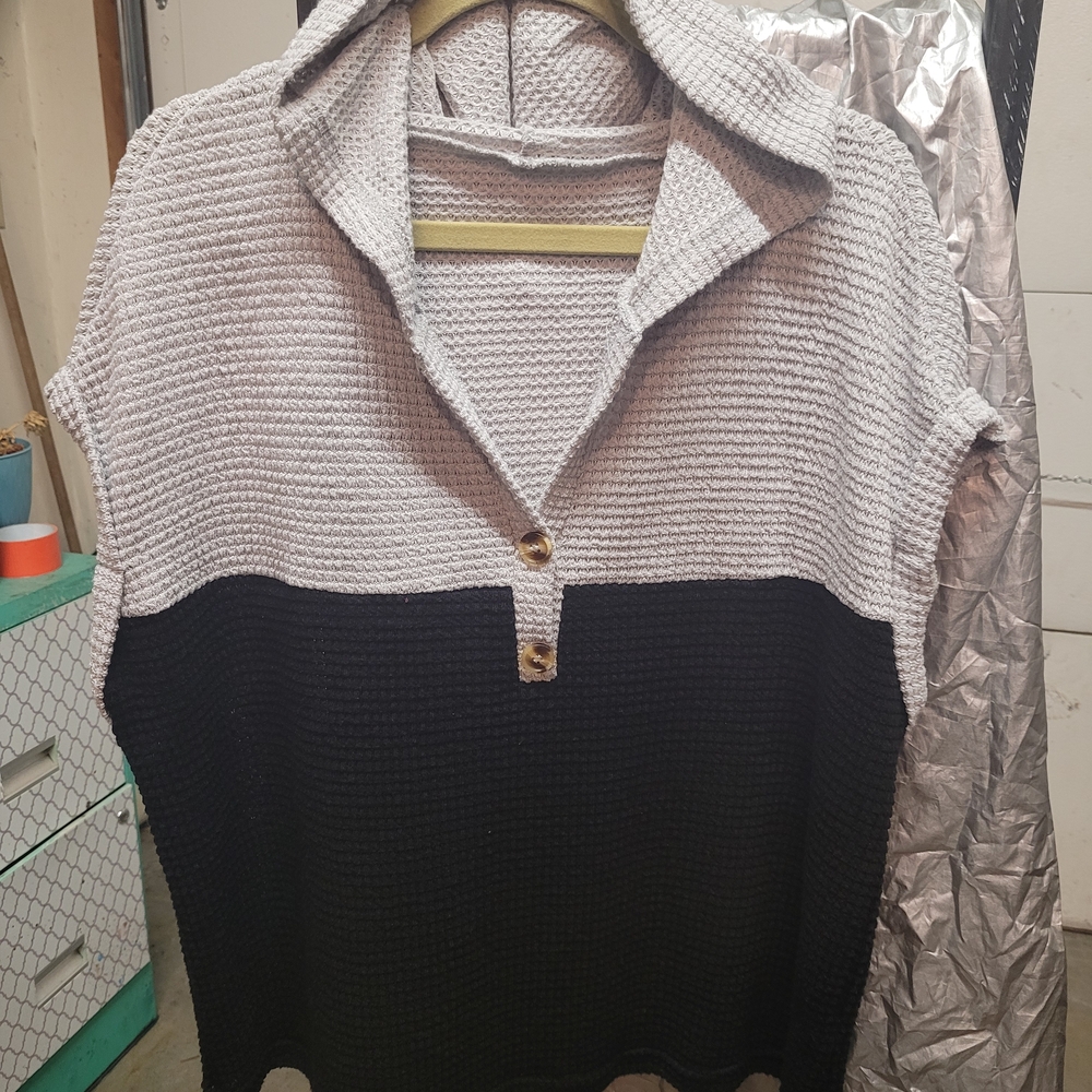 Black and Gray Knit Short Sleeve Hooded Top